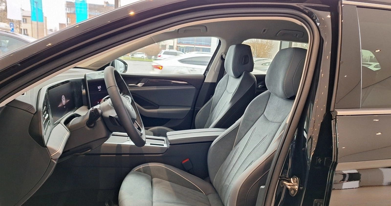 Volkswagen Passat cena 183000 przebieg: 5, rok produkcji 2024 z Chełm małe 277